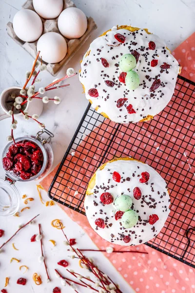 Geleneksel Paskalya yemeği ve kurutulmuş meyve.