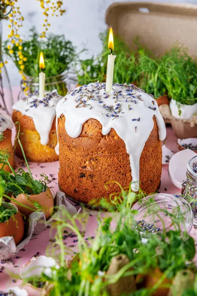 Geleneksel Paskalya yemeği, kurutulmuş meyve ve yanan mum.