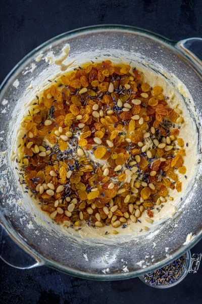 Geleneksel Paskalya yemeği, kurutulmuş meyve ve yanan mum.