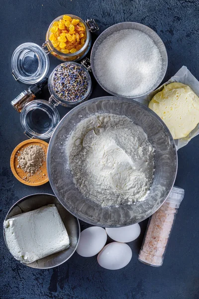 Geleneksel Paskalya yemeği, kurutulmuş meyve ve yanan mum.