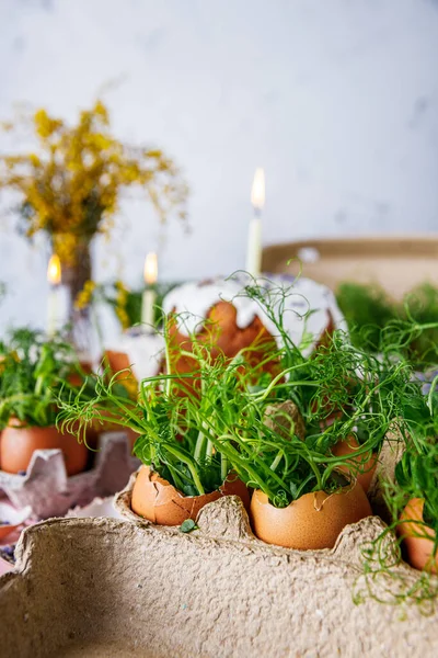 Geleneksel Paskalya yemeği, kurutulmuş meyve ve yanan mum.