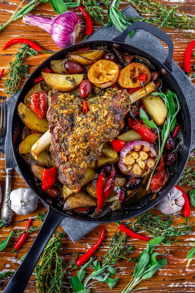 Kızarmış kuzu ve sebzeli tava.