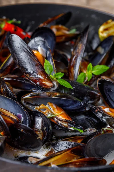 Kraft 'ta tavada midye, limon, biber ve şarap.