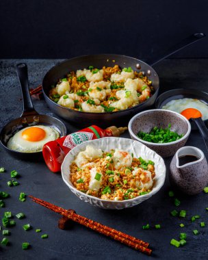 Deniz ürünleri, karides, pirinç ve yumurta, Asya mutfağı.