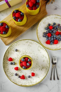 Fıstıklı, ahududulu ve yaban mersinli yeşil çörekler. Böğürtlen, hafif arkaplan.