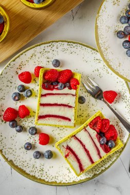 Fıstıklı, ahududulu ve yaban mersinli yeşil çörekler. Böğürtlen, hafif arkaplan.