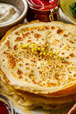 Mimoza çiçekli Shrovetide krepleri, açılar, krep dolguları