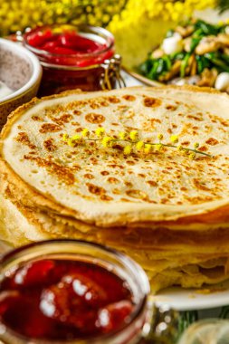 Mimoza çiçekli Shrovetide krepleri, açılar, krep dolguları