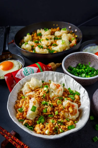 Deniz ürünleri, karides, pirinç ve yumurta, Asya mutfağı.