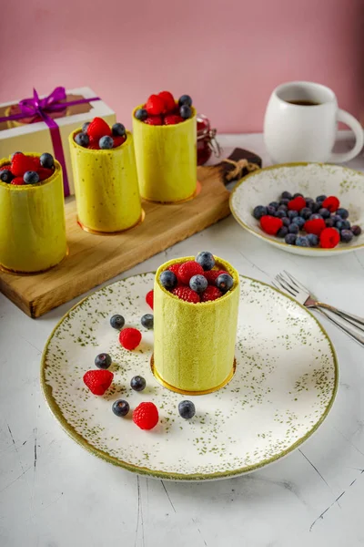 Fıstıklı, ahududulu ve yaban mersinli yeşil çörekler. Böğürtlen, hafif arkaplan.