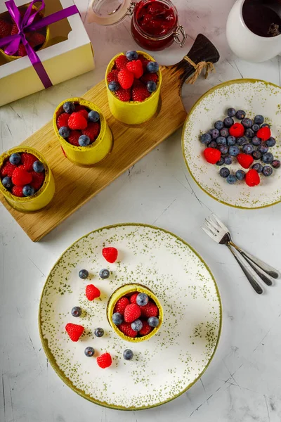 Fıstıklı, ahududulu ve yaban mersinli yeşil çörekler. Böğürtlen, hafif arkaplan.