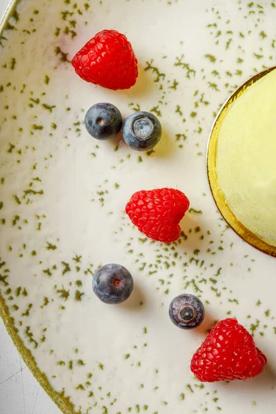 Fıstıklı, ahududulu ve yaban mersinli yeşil çörekler. Böğürtlen, hafif arkaplan.