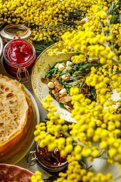 Panqueques Shrovetide Con Flores Mimosas Ángulos Rellenos Panqueques —  Fotos de Stock