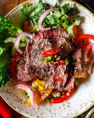 Sebzeli ızgara biftek, salata ve şarap, aperatifler.