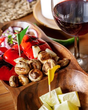 Sebzeli ızgara biftek, salata ve şarap, aperatifler.