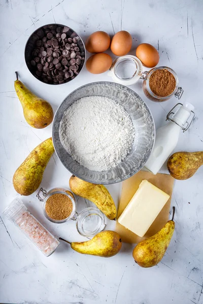 Adım adım tatlı kek tarifi. Beyaz bir zemin üzerinde armut ve mumlarla.