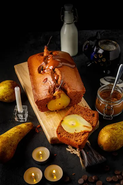 Adım adım tatlı kek tarifi. Beyaz bir zemin üzerinde armut ve mumlarla.