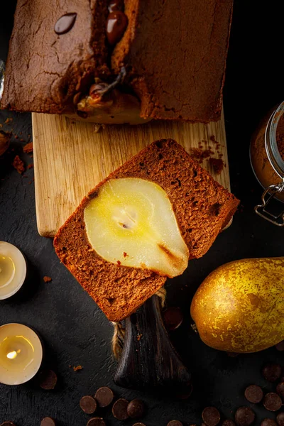 Adım adım tatlı kek tarifi. Beyaz bir zemin üzerinde armut ve mumlarla.