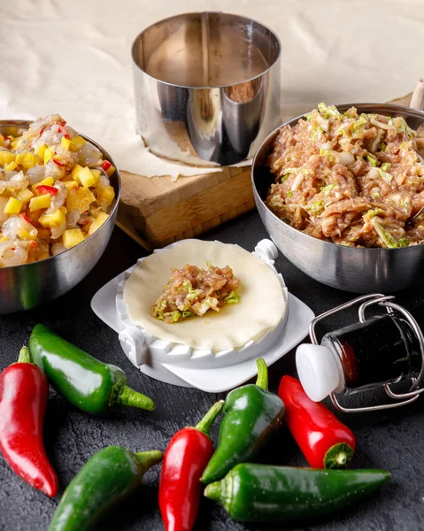 Farklı dolgulu Japon hamur tatlısı, adım adım.