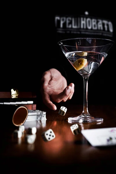 Kumarhane tarzı martini kokteyli, iskambil, domino, zar