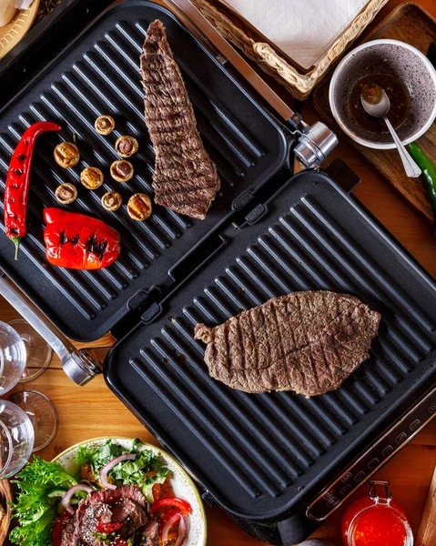 Sebzeli ızgara biftek, salata ve şarap, aperatifler.