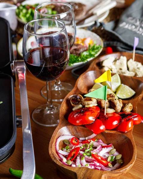 Sebzeli ızgara biftek, salata ve şarap, aperatifler.