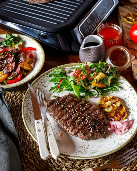 Sebzeli ızgara biftek, salata ve şarap, aperatifler.