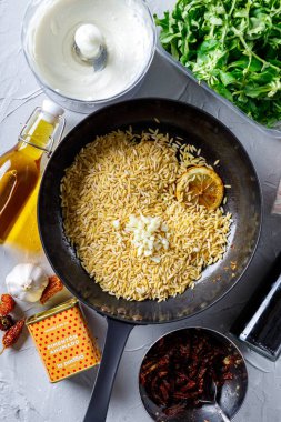 İtalyan bitkisel salatalı köfteler, acı biber ve hafif arkaplanlı orzo.