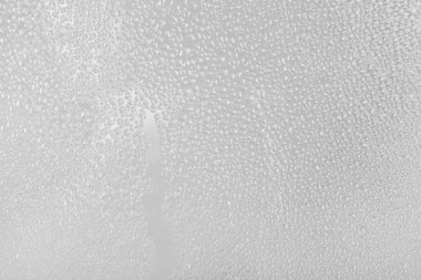 Gri arka planda su damlacıkları