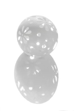 Oymalı tavuk paskalya yumurtası. Makro. Beyaz bir arkaplanda izole edilmiş.