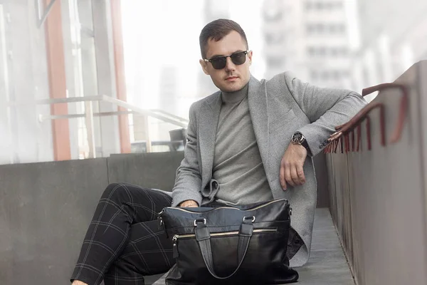 Ein Mann Grauem Mantel Und Sonnenbrille Sitzt Der Stadt Mode — Stockfoto