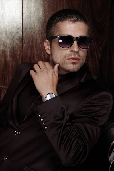 Ein Mann Mit Armbanduhr Auf Dunklem Hintergrund Männliche Schönheit Mode Stockfoto