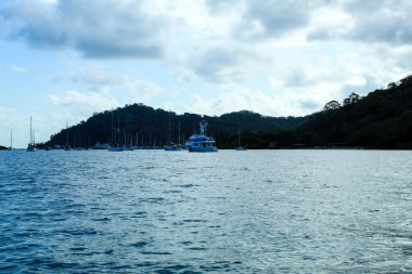 Yate en costa , mar y cielo color azul.