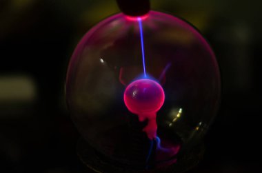 Sihirli bir kürede şimşek!