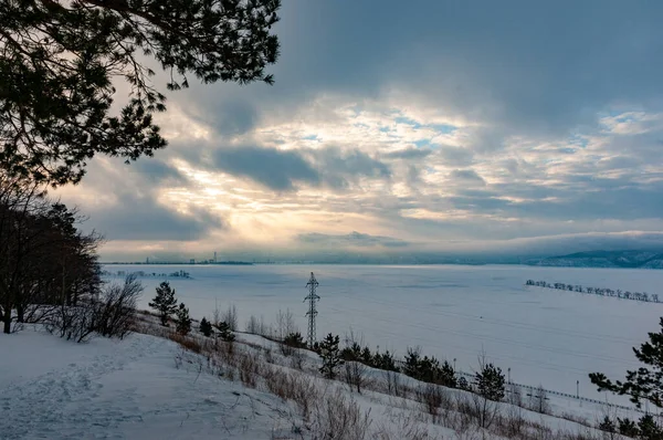 Zhigulevsky Dağları 'nın ve Volga Nehri' nin üzerinde sis var. Sisin içinde TV kulesini görebilirsiniz.!