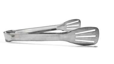 Mutfak maşaları beyaz arka planda izole edilmiş