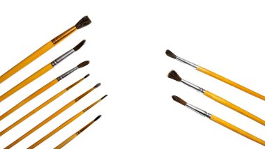 Beyaz arka planda izole edilmiş bir boya fırçası seti.