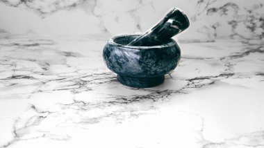 Mermer zemin üzerinde modern mermer harç, düz yatıyordu