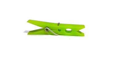 Beyaz bir arka plan üzerinde izole clothespin