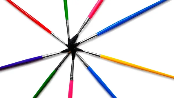 白色底色上的一组彩色画笔 — 图库照片