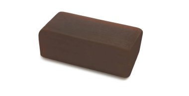 Beyaz arka planda izole edilmiş katran sabunu.