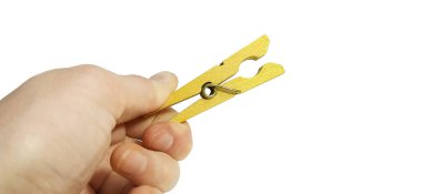 Eldeki mandal beyaz arkaplanda izole edilmiş.