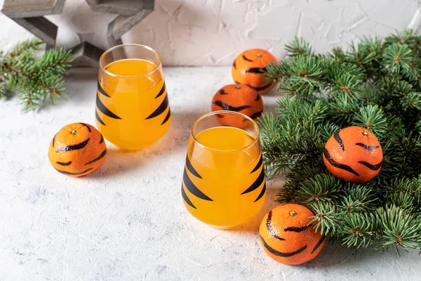 Orangener Mandarinencocktail Glas Mit Schwarzen Streifen Willkommensgetränk Weihnachten Konzept Für — Stockfoto