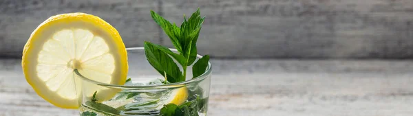 Striscione Acqua Con Limone Menta Bicchiere Fondo Legno Limonata Fresca — Foto Stock