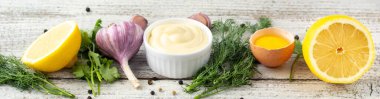 Sarımsak sosu malzemelerinin sınırı. Beyaz ahşap arka planda mayonez hazırlamak için ürünler. Kopyalama alanı olan üst görünüm