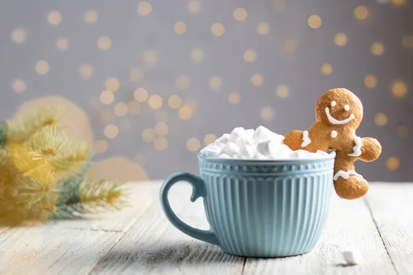 Una Tazza Blu Bevanda Calda Invernale Con Marshmallow Uomo Pan — Foto Stock