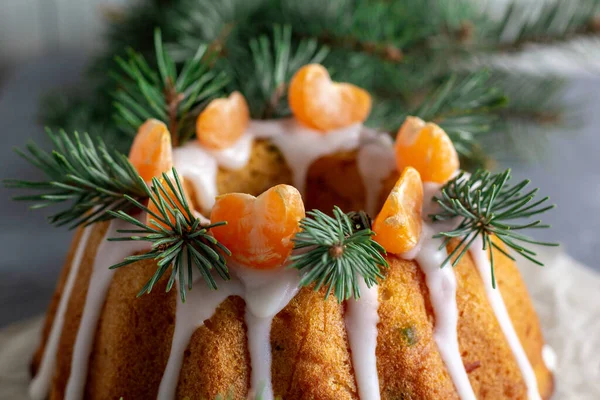 Domácí Vánoční Dort Kandovaným Ovocem Zdobený Třešňovými Plátky Mandarinek Jedlovými — Stock fotografie