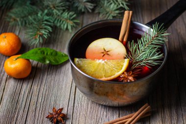 Mandarin portakallı, elma baharatlı ve yılbaşı ağacıyla pişirilmiş lezzetli bir şarap. Sonbahar sıcak içeceği