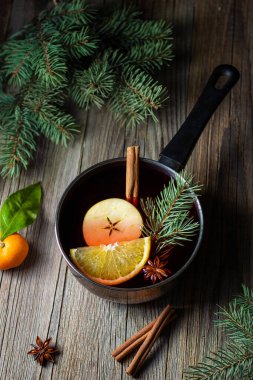 Mandarin portakallı, elma baharatlı ve yılbaşı ağacıyla pişirilmiş lezzetli bir şarap. Sonbahar sıcak içeceği