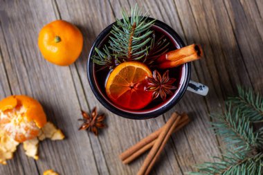 Geleneksel lezzetli mandalina aromalı şarap ve beyaz bardakta noel ağacı. Sonbahar sıcak içeceği